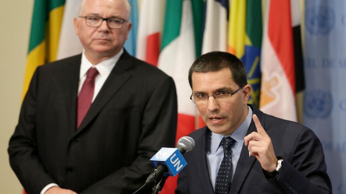 El canciller venezolano Jorge Arreaza habla con los reporteros en las Nacionales Unidas, el embajador de Venezuela ante dicho organismo Rafael Ramírez escucha, el 25 de agosto del 2017 en Nueva York.
