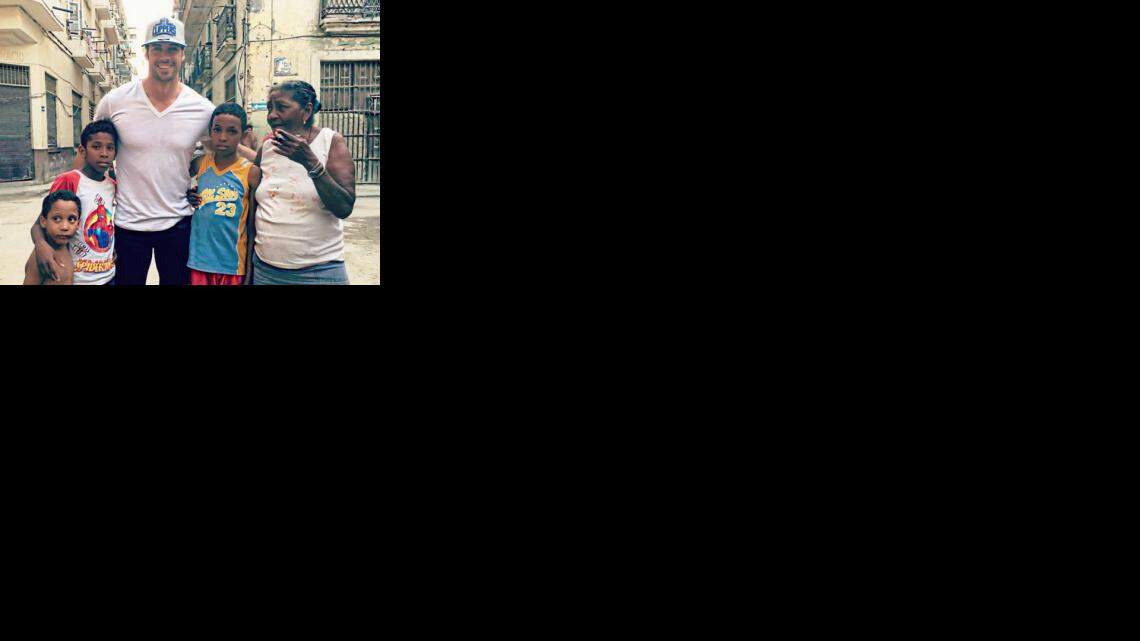 El actor y modelo cubano William Levy está de visita en Cuba