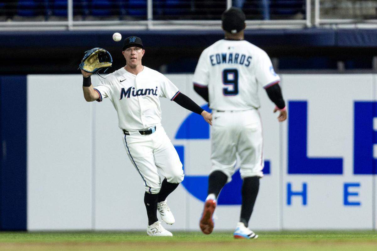 El jardinero de los Marlins Troy Johnston captura una pelota junto al torpedero Xavier Edwards en el primer inning del partido ante los Cardenales de San Luis, celebrado el 20 de agosto de 2025 en Miami.