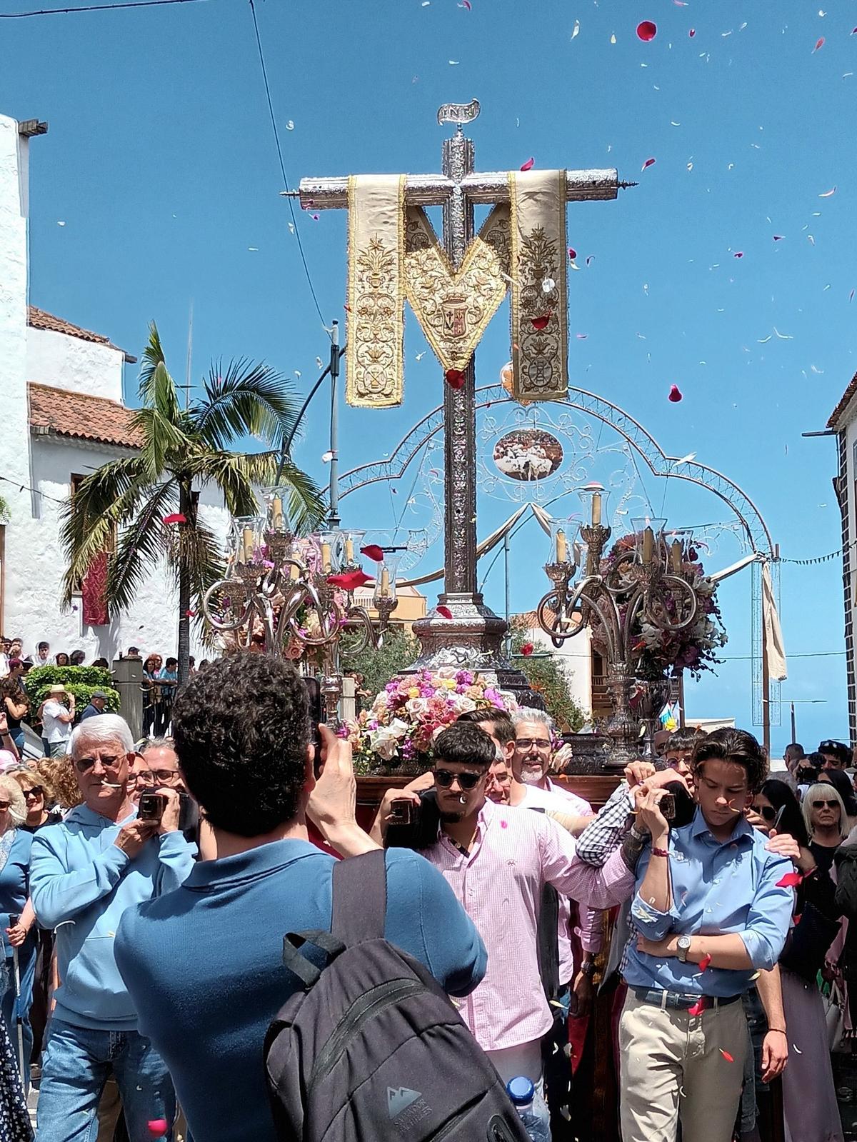Las Cruces y Fuegos de Los Realejos es una celebración religiosa para venerar la Cruz de Plata.