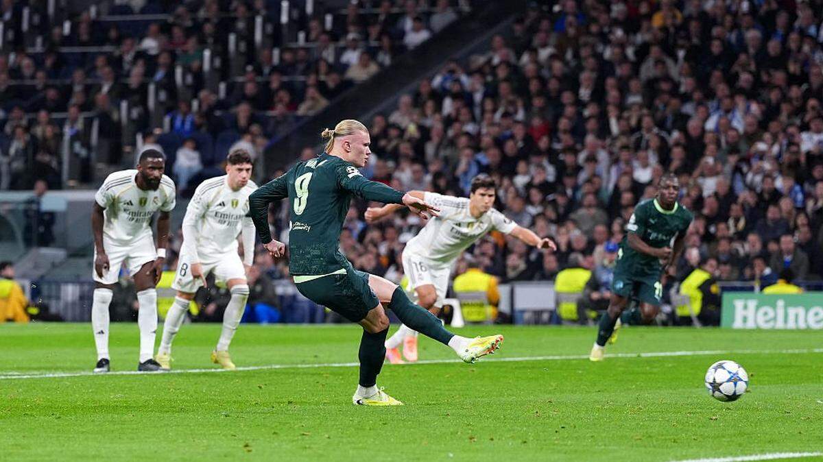 El delantero del Manchester City Erling Haaland (centro) anotó de penal el gol que le dio el triunfo a su equipo 2-1 ante el Real Madrid, en el partido de la Liga de Campeones celebrado el 10 de diciembre de 2025 en el Estadio Santiago Bernabéu de la capital española. 
