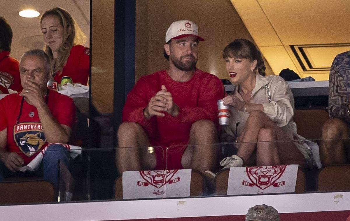La cantante Taylor Swift y su novio Travis Kelce estuvieron presente en el partido entre los Panthers y los Oilers de Edmonton, celebrado el 12 de junio de 2025 en Sunrise, Florida.