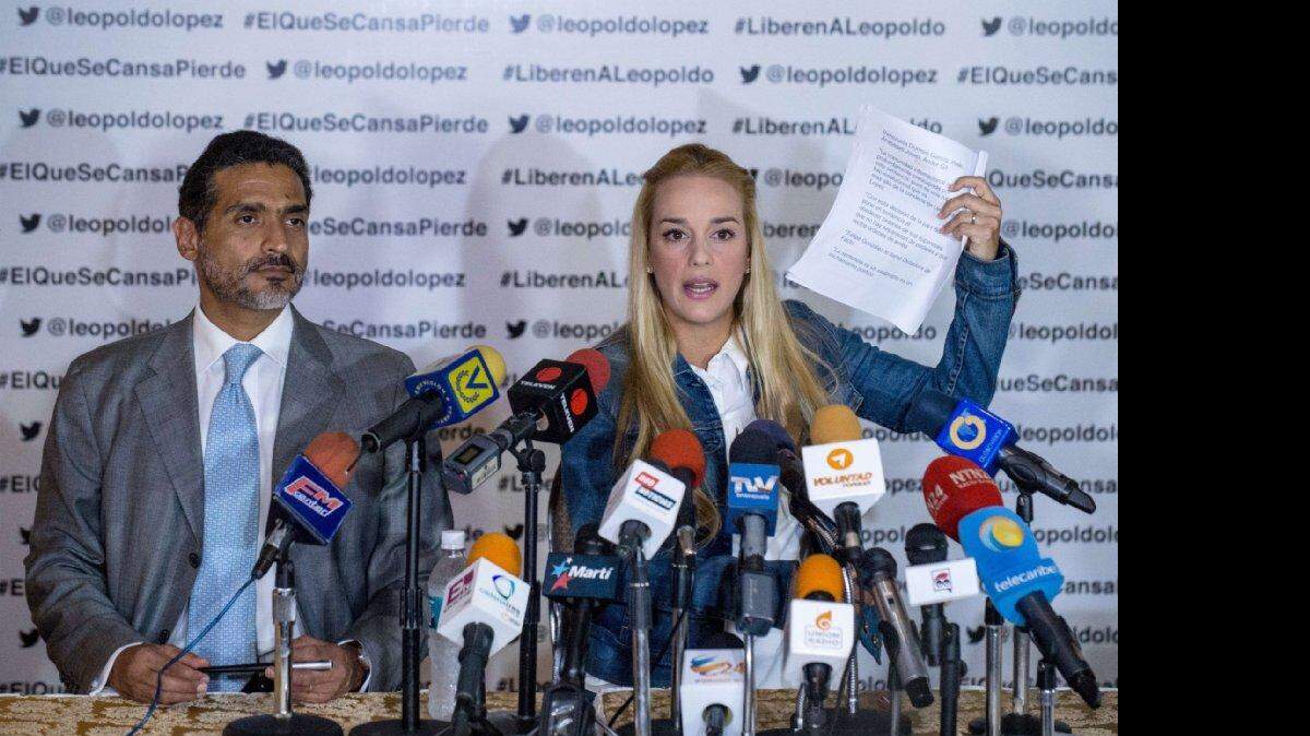 Lilian Tintori, esposa del líder opositor preso Leopoldo López, da una conferencia de prensa junto al abogado Juan Carlos Gutiérrez, el 23 de septiembre en Caracas. 