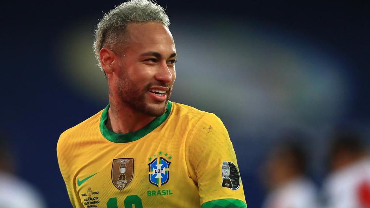 Neymar Jr., de Brasil, en el partido de semifinales de la Copa América Brasil 2021 contra Perú en el Estadio Olímpico Nilton Santos el 05 de julio de 2021.