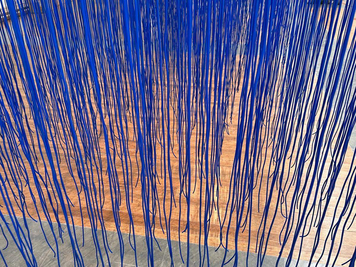 Detalle del “Penetrable azul de Valencia” (1999) de Jesús Soto. 