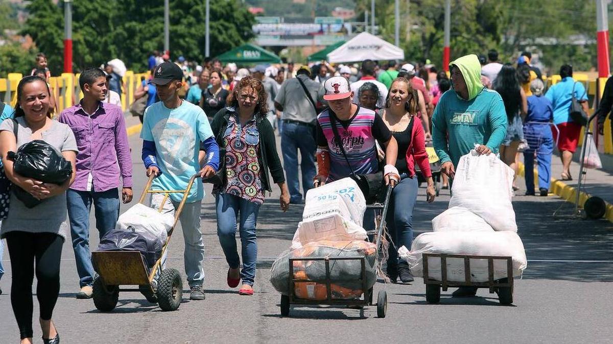 Ciudadanos procedentes de Venezuela cruzan el puente Simón Bolívar hacia Cúcuta, Colombia, el 14 de agosto de 2016.