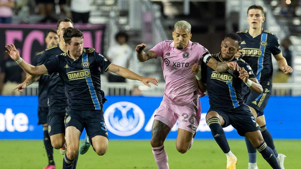 El capitán del Inter Miami CF Gregore (centro) se perderá aproximadamente seis meses, según anunció el club, después de someterse a una cirugía exitosa por una lesión en el pie.