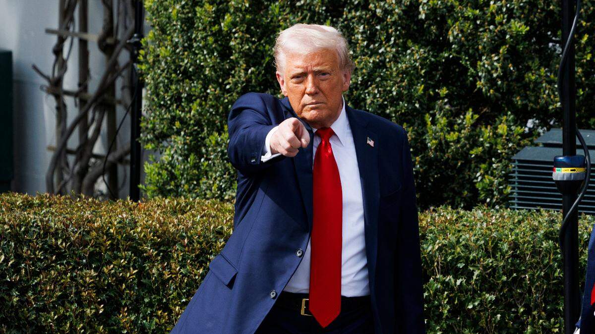 El presidente Donald Trump se retira de un evento con el equipo campeón del Campeonato Nacional de Fútbol Americano Universitario 2025, la Universidad Estatal de Ohio, el lunes 14 de abril de 2025 en el Jardín Sur de la Casa Blanca en Washington D.C. 