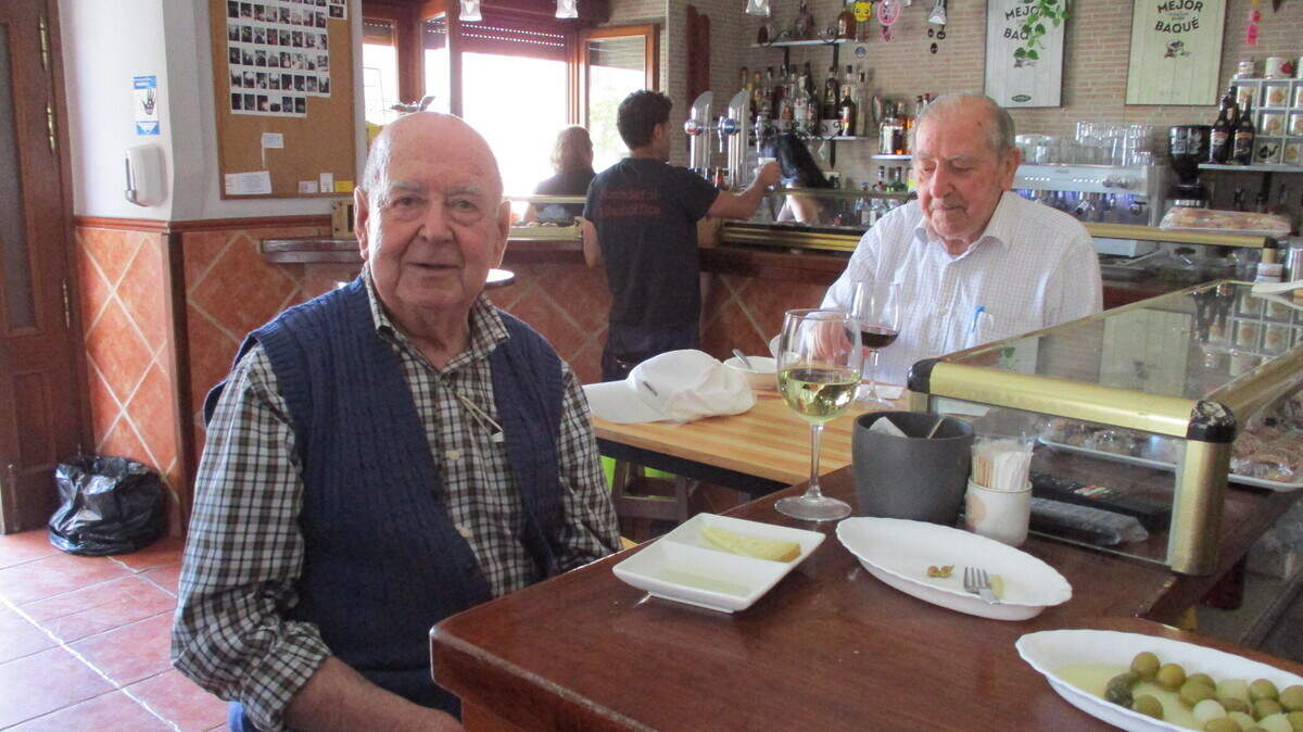 Don Vicente Merinero, un apasionado de historia nacido en 1935 y guía voluntario del monasterio de Santa María la Real de Nieva en el bar M 50.