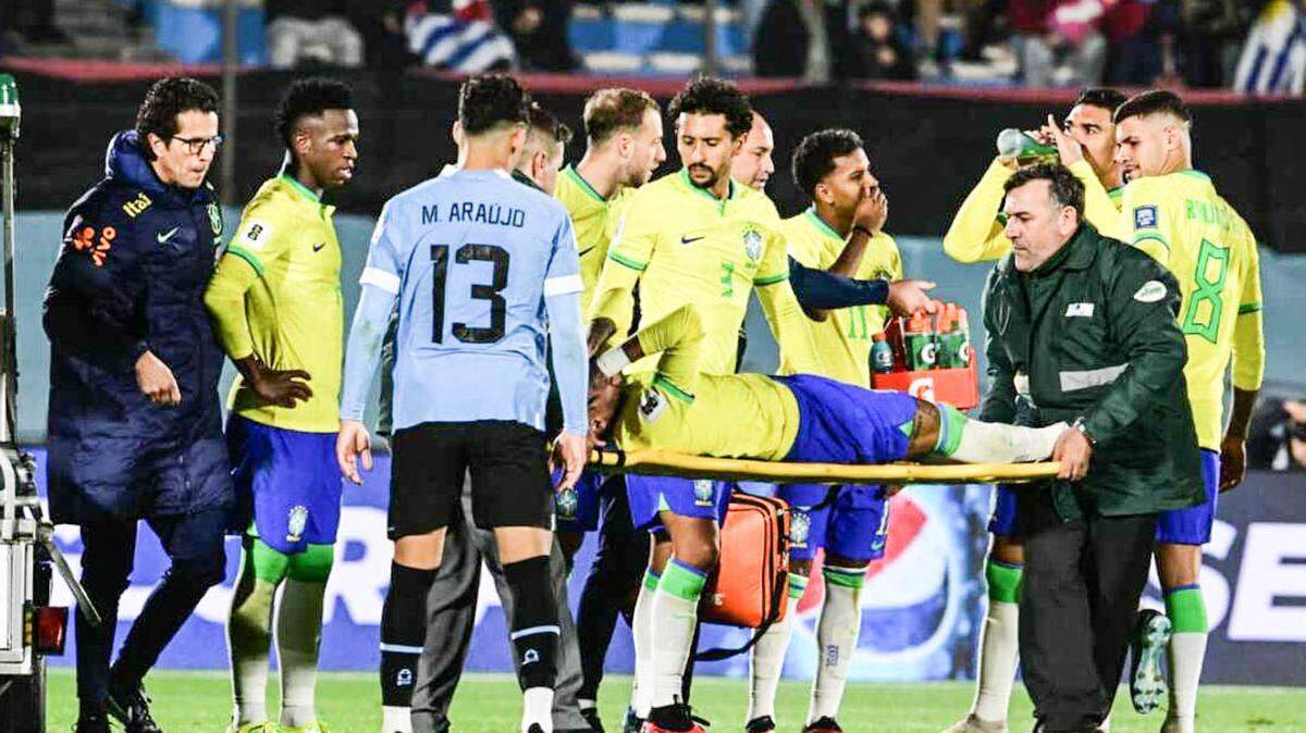 El delantero de Brasil Neymar es retirado del terreno en camilla en el partido ante Uruguay en la eliminatoria mundialista, celebrado el 17 de octubre de 2023 en Montevideo.