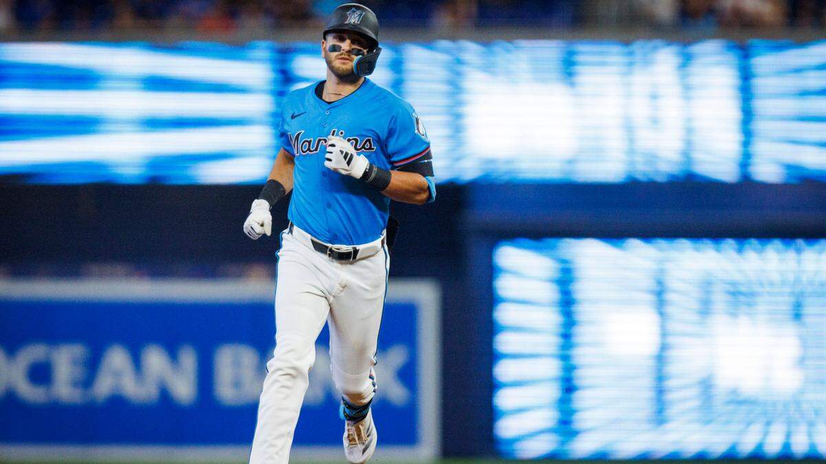 El bateador designado Connor Norby recorre las bases tras pegar un jonrón en el primer inning del partido ante los Cachorros de Chicago, celebrado el 25 de agosto de 2024 en Miami.