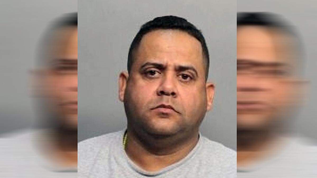 Luis Manuel Vega Elizarde, de 41 años, es acusado de apuñalar a tres personas que se encontraban comiendo en un restaurante de Hialeah. 