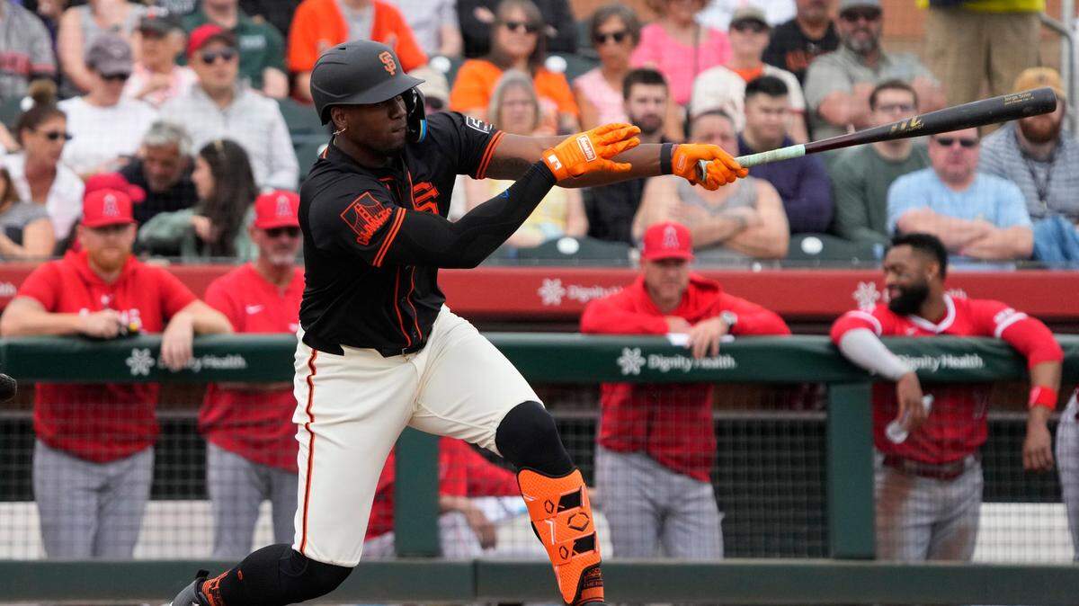 El pelotero cubano Jorge Soler batea un hit contra los Angelinos de Los Angeles, en el partido de pretemporada celebrado el 26 de febrero de 2024.