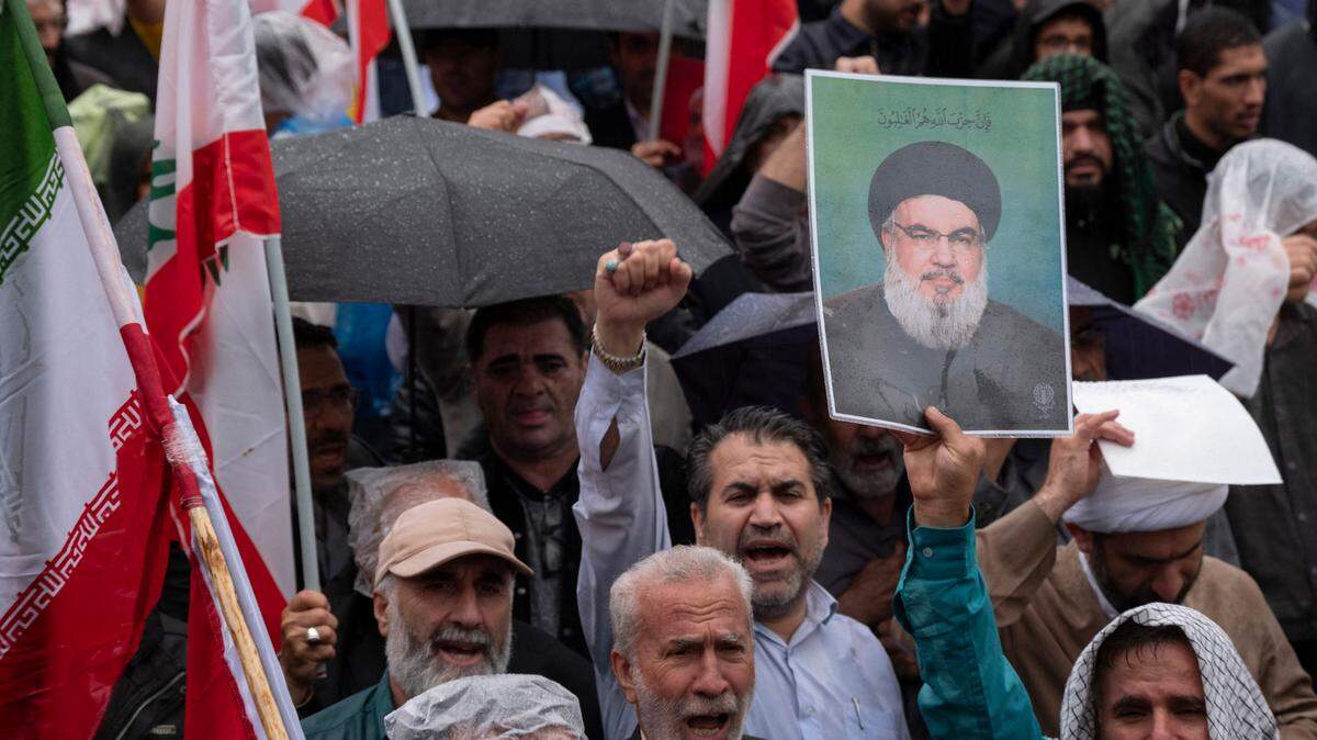 Cientos de personas protestan por la muerte del líder de Hezbolá, Hasán Nasralá, el sábado 28 de septiembre de 2024 en Teherán, Irán.