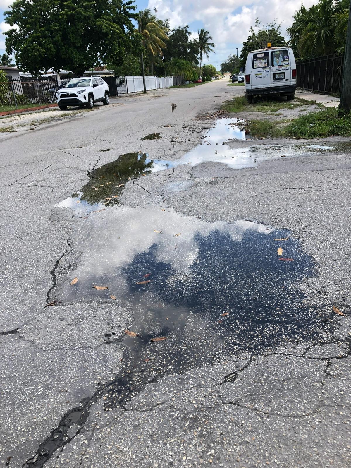 Inundación por tubería de aguas blancas en Nw 62th St E 9th Ln, en la ciudad de Hialeah, Fl Mayo 23, 2022
