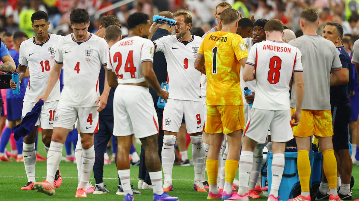 Harry Kane, de Inglaterra, se salpica agua en la cara durante una pausa para hidratarse, durante el partido contra Croacia, el miércoles 17 de junio de 2026, en el Estadio Dalles, en Arlington, Texas.