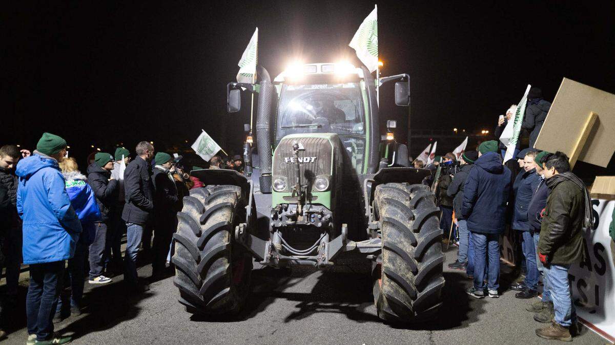 Agricultores franceses movilizan un tractor para protestar un posible acuerdo entre la Unión Europea y el Mercosur, el domingo 17 de noviembre de 2024, cerca de Velizy-Villacoublay, al suroeste de París.