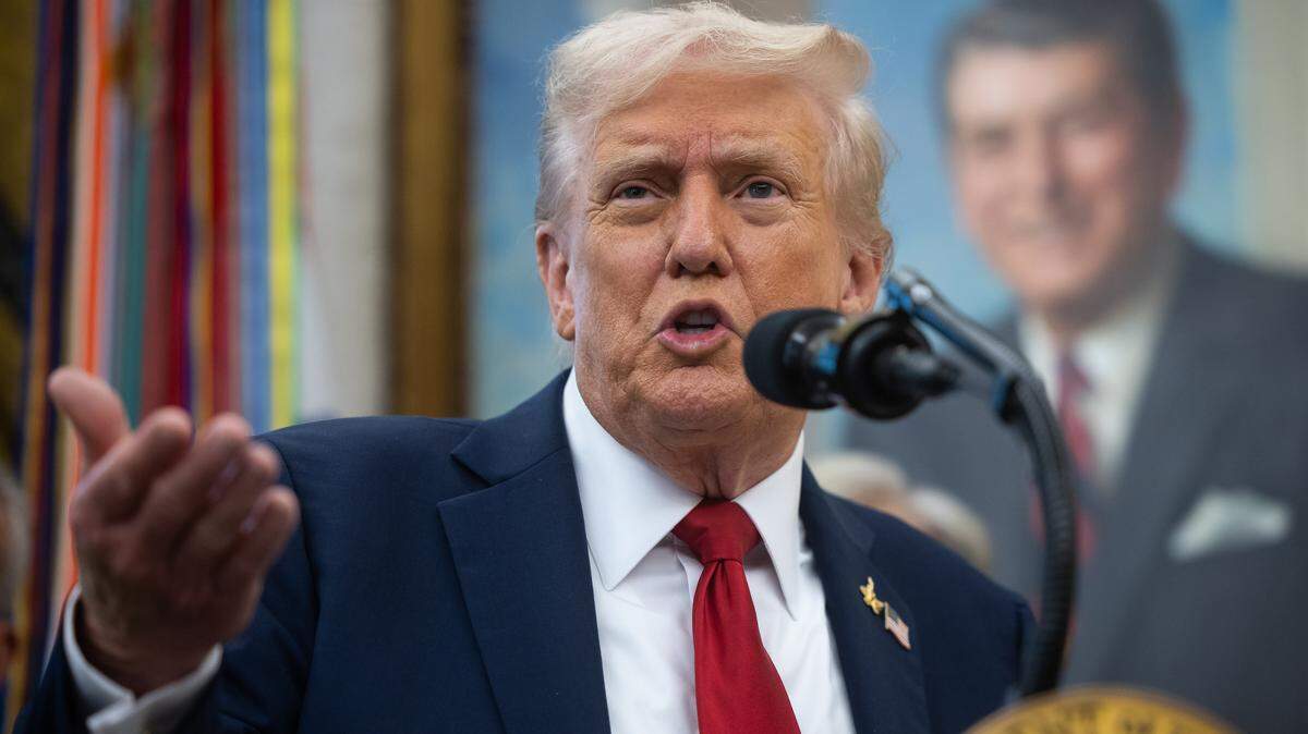 El presidente de Estados Unidos Donald Trump habla durante el anuncio de un acuerdo de precios de medicamentos con Pfizer en la Oficina Oval de la Casa Blanca, en Washington D.C., el 30 de septiembre de 2025.