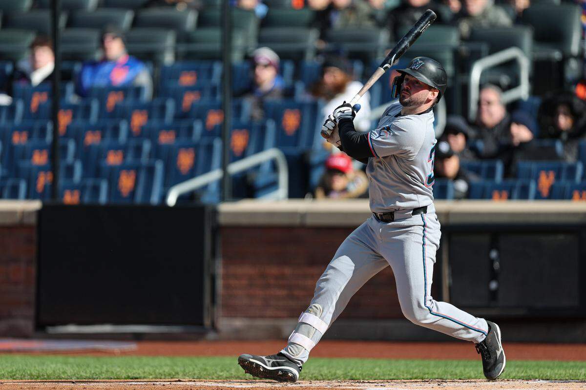 El receptor de los Marlins de Miami Liam Hicks batea un hit en el primer inning del partido ante los Mets, celebrado el 8 de abril de 2025 en el Citi Field de Nueva York.