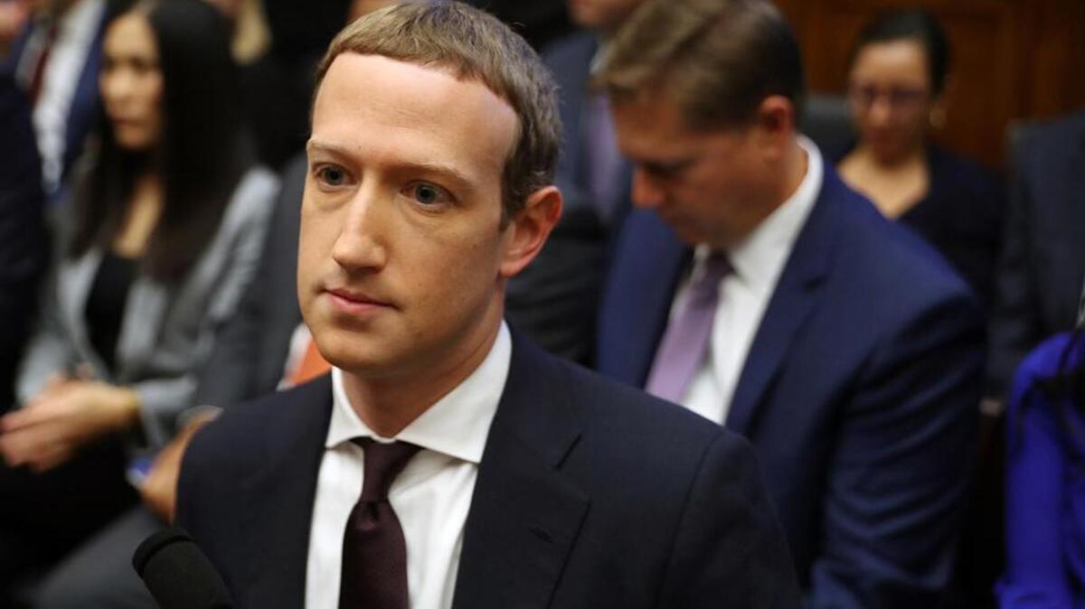 El cofundador y director ejecutivo de Facebook, Mark Zuckerberg, llega para testificar ante el Comité de Servicios Financieros de la Cámara en el edificio de oficinas de Rayburn House en Capitol Hill el 23 de octubre de 2019, en Washington, D.C. (Chip Somodevilla / Getty Images / TNS)