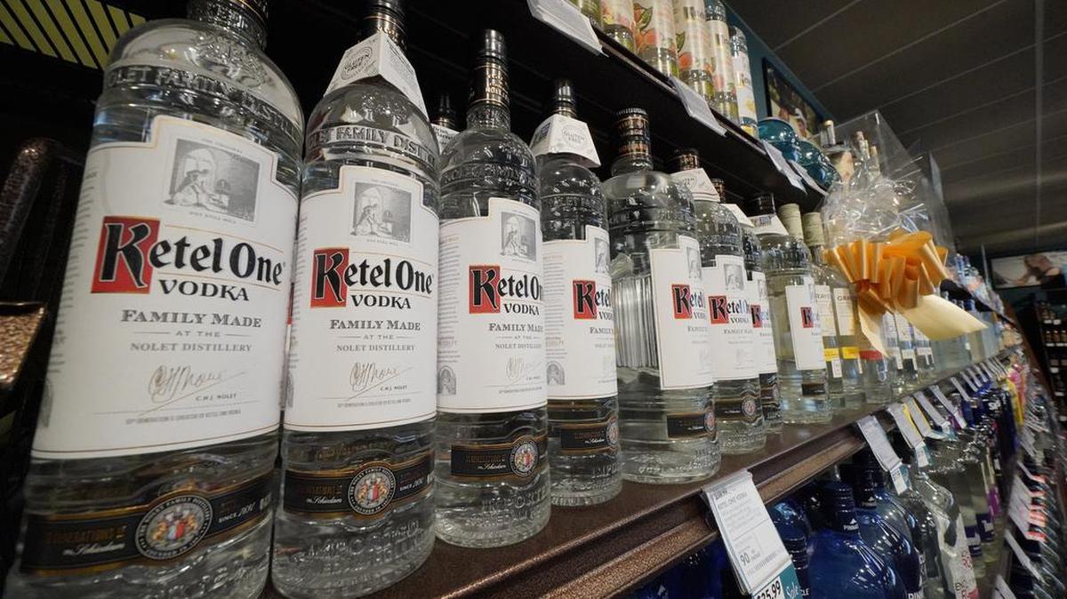 Esta es una exhibición de marcas nacionales de vodka en una tienda ABC Wine and Spirits en Bradenton, Florida, el domingo 27 de febrero de 2022. (AP Photo/Gene J. Puskar)