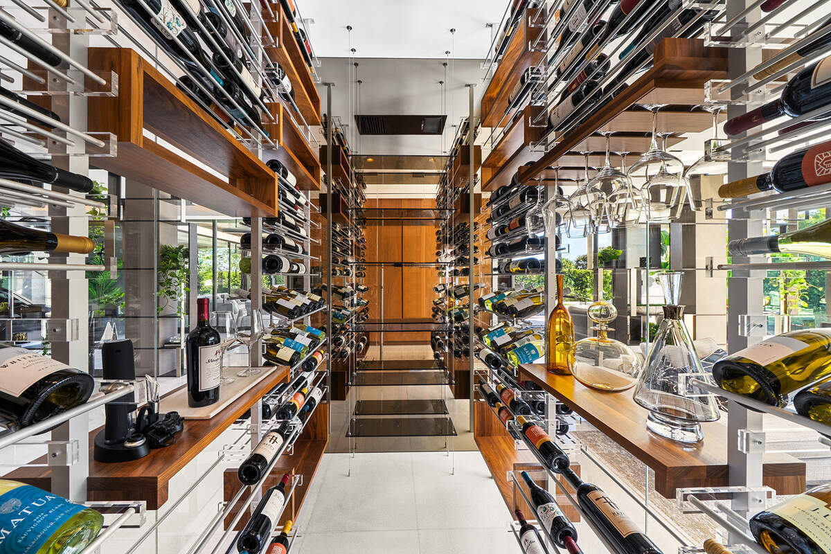 Una bodega con capacidad para 400 botellas es una de las comodidades de esta casa en Bay Point, que acaba de venderse por más de 27 millones de dólares.