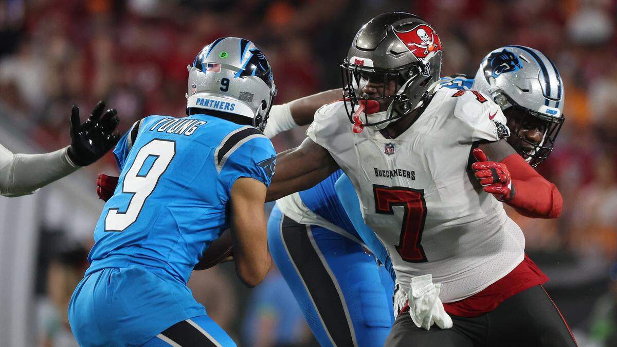 Los Dolphins de Miami firmaron al linebacker Shaquil Barrett (der.), dos veces ganador del Super Bowl con los Broncos de Denver y los Buccaneers de Tampa Bay, por una temporada y $9 millones.