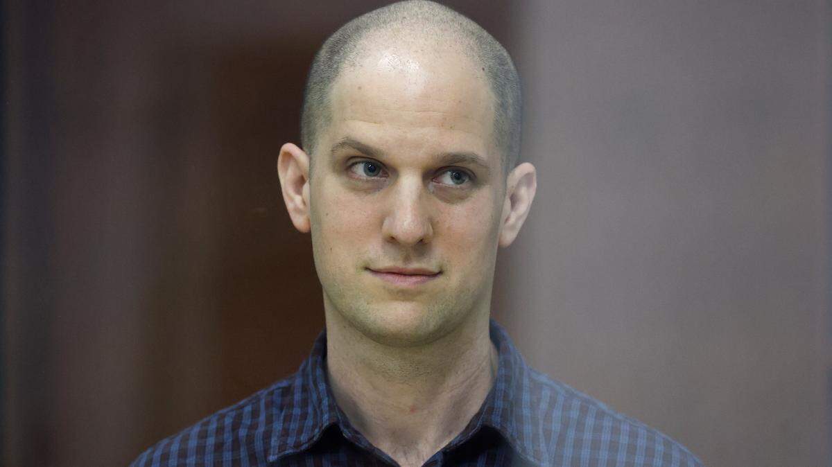 El reportero del Wall Street Journal (WSJ), Evan Gershkovich, acusado de espionaje, se presenta a una audiencia en el Tribunal Regional de Sverdlovsk. Donat Sorokin/TASS/Sipa USA