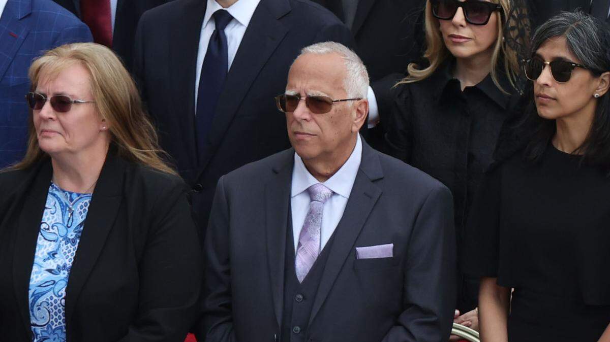 Ciudad del Vaticano, Italia, 18 de mayo de 2025: El hermano del papa, Louis, en primera fila junto a su esposa y al vicepresidente de EE.UU., Vance. Rito de entronización del papa León XIV: ceremonia de instalación e inicio del pontificado, en el atrio de la Basílica de San Pedro. 