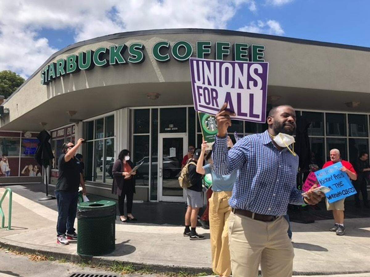 Miembros de Trabajadores de Comunicaciones de América (CWA) se unen a la protesta de empleados de Strabucks de Miami Springs en contra de la corporación. /