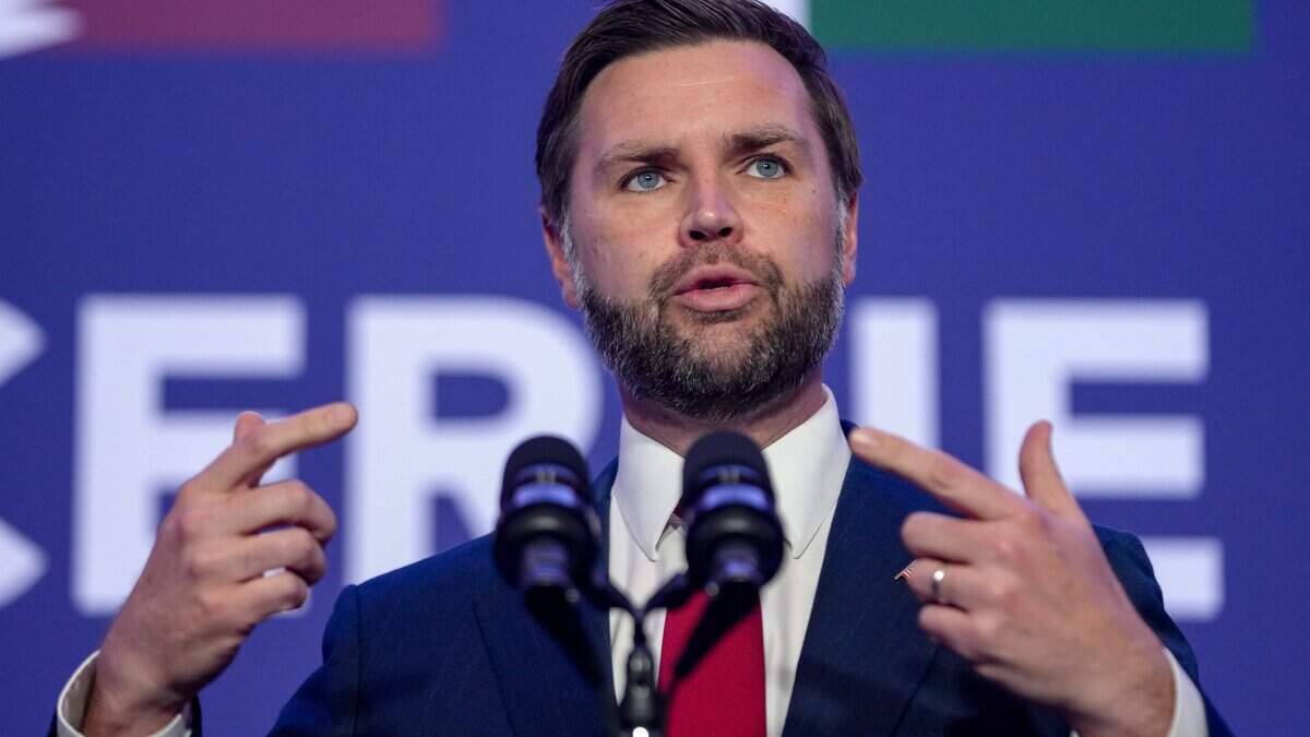 El vicepresidente de Estados Unidos, JD Vance, habla con miembros de los medios de comunicación después de que Estados Unidos e Irán celebraran conversaciones de alto nivel en la Cumbre del Lago de Lucerna, en el complejo turístico Bürgenstock Resort, cerca de Stansstad, Suiza, el 22 de junio de 2026.