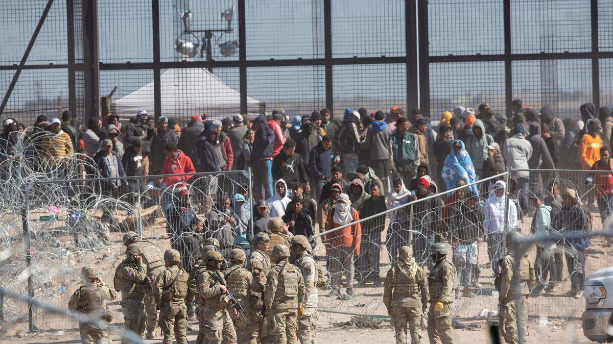 Decenas de migrantes logran pasar la barrera de alambre de púas colocado por la Guardia Nacional de Texas en el Río Grande, el jueves 21 de marzo de 2024. Los inmigrantes intentaban ser procesados por la Patrulla Fronteriza.