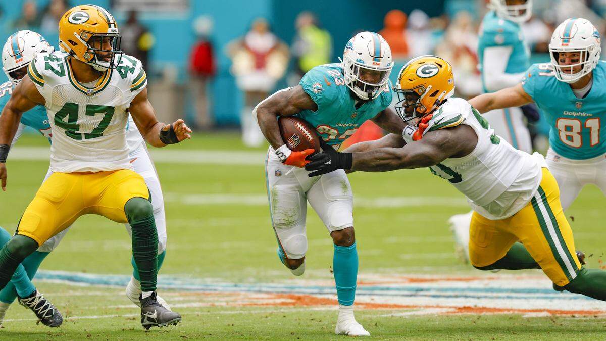 El running back de los Dolphins Jeff Wilson Jr. (23) corre con el ovoide en el partido ante los Packers de Green Bay, celebrado el 25 de diciembre de 2022 en el Hard Rock Stadium en Miami Gardens, Florida.