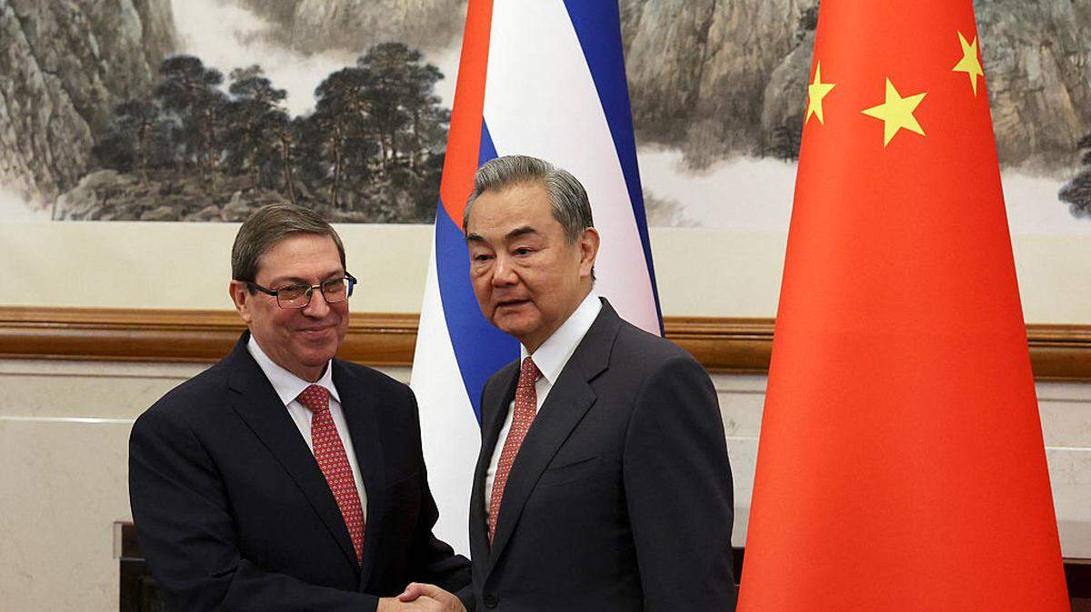 Foto de archivo del encuentro entre el ministro de relaciones exteriores de Cuba, Bruno Rodríguez (izq.), y su homólogo chino, Wang Yi, durante una visita oficial a Pekín, el 12 de mayo de 2025.