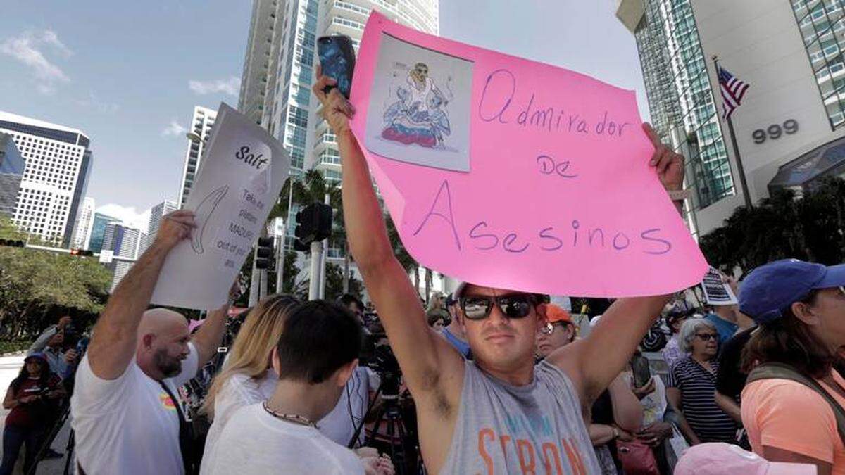 Andrés Franco porta un cartel frente al restaurante Nusr-Et Steakhouse, de Salt Bae, durante la protesta del miércoles 19 de septiembre en Miami.
