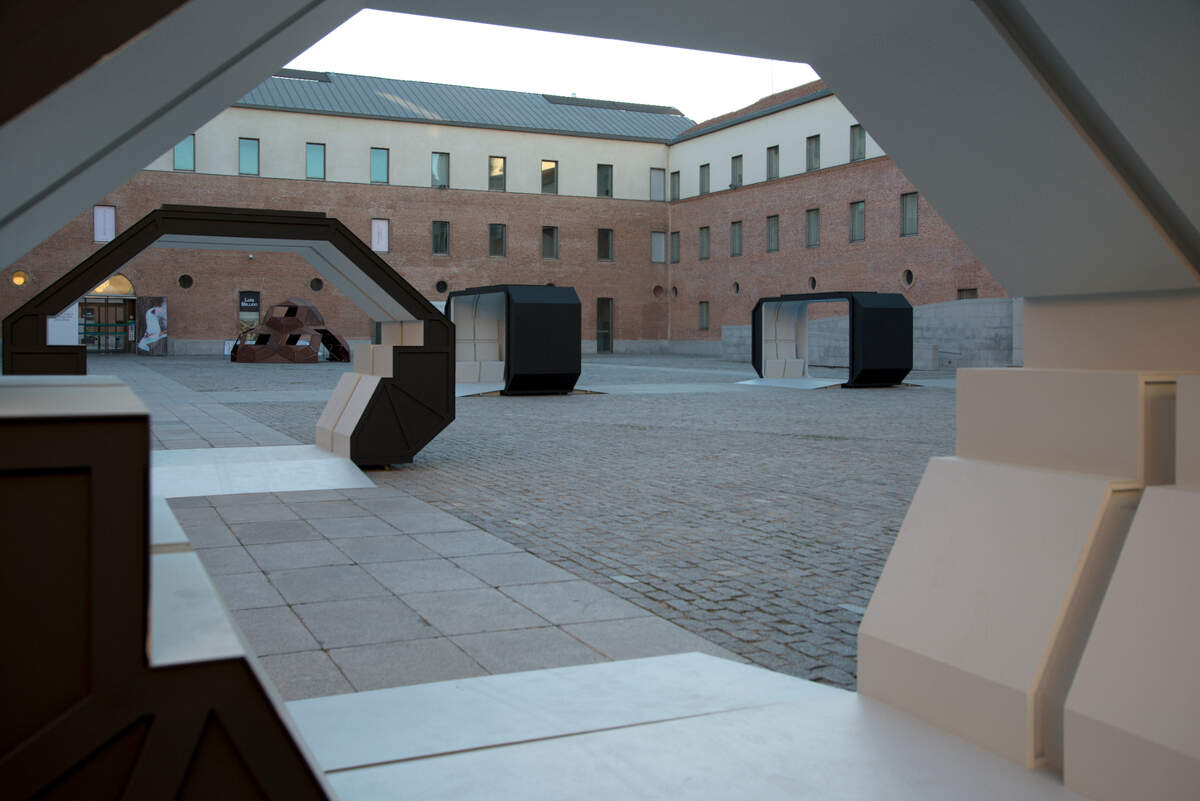 ‘Umbral I’, 2021, acero pintado y luz LED con panel solar, 7.97 x 12.6 x 4.9 pies (243 x 385 x 152 cm).
