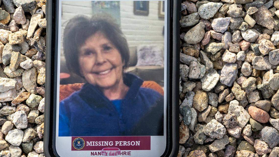 En esta foto ilustrativa, Nancy Guthrie aparece en el sitio web del FBI en un teléfono celular el 10 de febrero de 2026, en Tucson, Arizona.