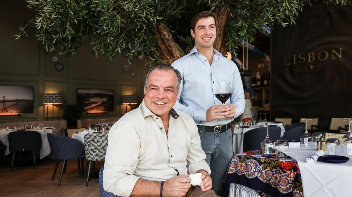 Los propietarios Carlos Silva (izq), y su hijo Carlos Silva, Jr., en la nueva ubicación de Old Lisbon en Aventura. El restaurante original está en Coral Way y 17 Avenida en Miami, con una segunda ubicación en South Miami.