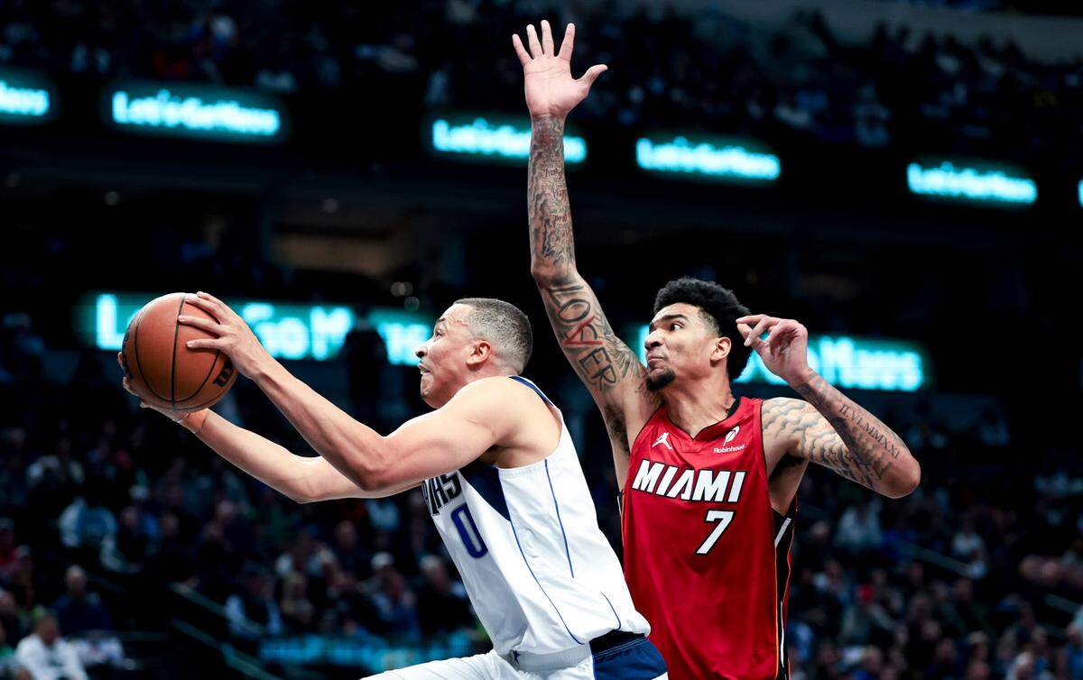 El jugador del Heat de Miami Kel’el Ware (der.) trata de detener el tiro de Dante Exum, de los Mavericks, en el partido celebrado el 13 de febrero de 2025 en Dallas.