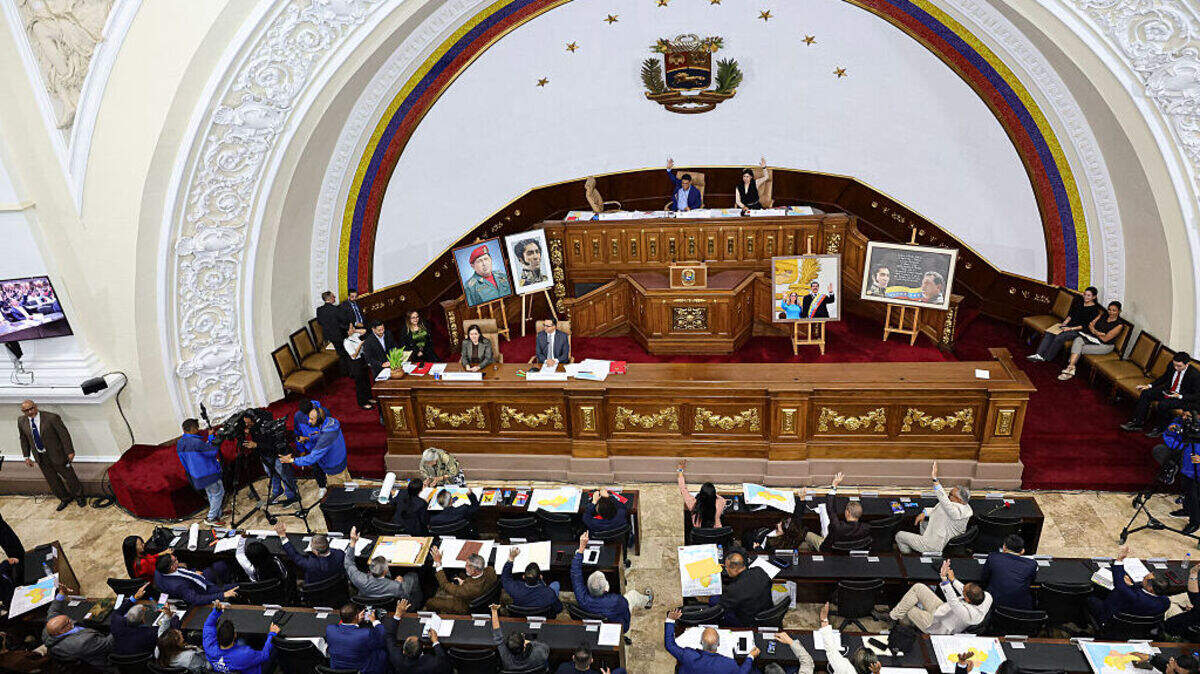 El primer vicepresidente de la Asamblea Nacional de Venezuela, Pedro Infante (centro), y la segunda vicepresidenta, América Pérez, asisten a una sesión en la Asamblea Nacional en Caracas el martes, 7 de abril de 2026.