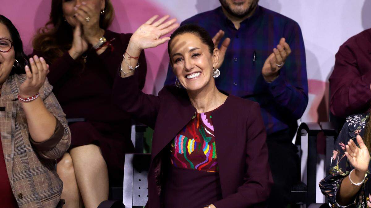 Claudia Sheinbaum Pardo recibe la inscripción oficial como precandidata presidencial de tres partidos políticos, entre ellos el gobernante Morena, el 19 de noviembre de 2023, en Ciudad de México.