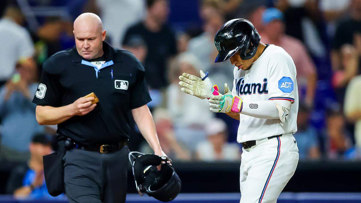 El pelotero venezolano de los Marlins Javier Sanoja celebra tras pegar un jonrón con bases llenas en el quinto inning del partido ante los Bravos de Atlanta, celebrado el 18 de mayo de 2026 en el loanDepot park en Miami, Florida. 