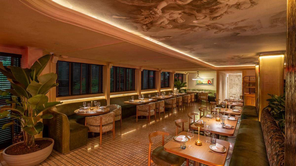 El interior del restaurante italiano-mediterráneo de a’Riva en el nuevo Harbour Club en Miami Beach, que está inspirado en los clubes privados de Londres.
