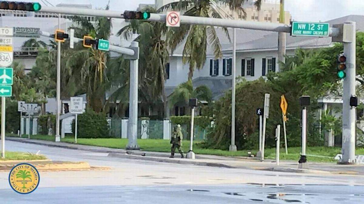 Los patrulleros se encargaron de bloquear la avenida 12 entre las calles 11, 12 y 14 del NW. Cortesía Departamento de Policía de Miami 