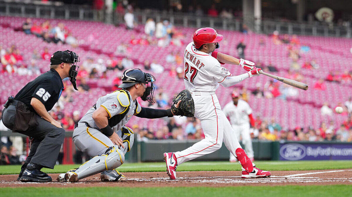 El inicialista de los Rojos Sal Stewart batea un hit en el primer inning del partido ante los Piratas de Pittsburgh, celebrado el 30 de marzo de 2026 en Cincinnati, Ohio. 