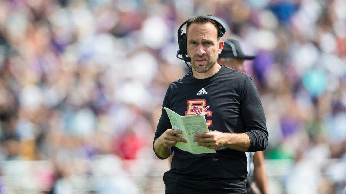 Los Dolphins contrataron a Jeff Hafley, excoordinador defensivo de los Packers de Green Bay, como su nuevo entrenador por las próximas cinco temporadas.