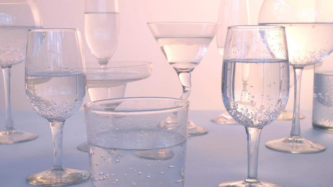 Escorpio, tu magia es colocar nueve vasos de agua en distintos puntos de tu casa el último día del año y por la mañana del día 1 del año 2025 tiras el agua de estos vasos fuera de la casa para que salga todo lo negativo recogido en esta agua.