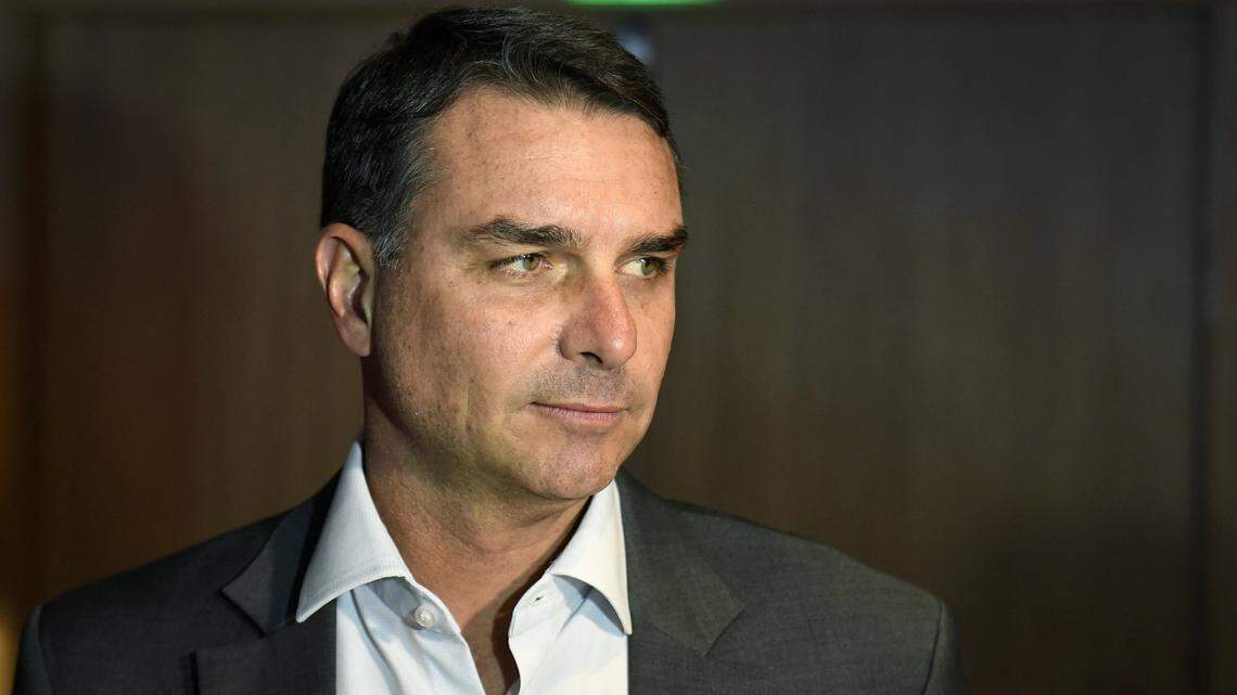 El senador brasileño y precandidato presidencial Flávio Bolsonaro observa mientras habla con la prensa durante una reunión con empresarios en un hotel en Río de Janeiro, Brasil, el 19 de marzo de 2026.