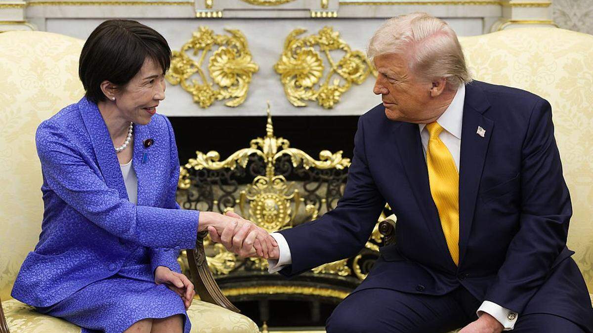La primera ministra de Japón, Sanae Takaichi, estrecha la mano del presidente de los Estados Unidos, Donald Trump, durante una reunión bilateral en el Despacho Oval de la Casa Blanca el 19 de marzo de 2026, en Washington, DC. El presidente de Estados Unidos, Donald Trump, respaldó a la primera ministra de Japón, Sanae Takaichi, cuando el mandatario chino, Xi Jinping, la criticó durante la cumbre Washington-Pekín celebrada a mediados de mes.