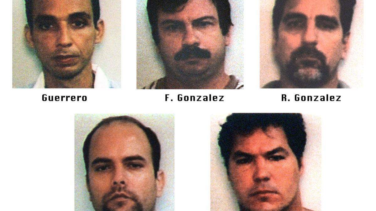 CINCO CUBANOS en Miami fueron condenados en 2001 por conspirar para espiar a Estados Unidos para el régimen comunista de Fidel Castro. (Foto AP/FBI)